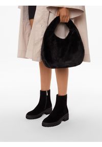 Kazar - Czarna torebka do noszenia za uchwyt z syntetycznego futra. Kolor: czarny. Wzór: gładki. Materiał: futrzane. Styl: elegancki #10