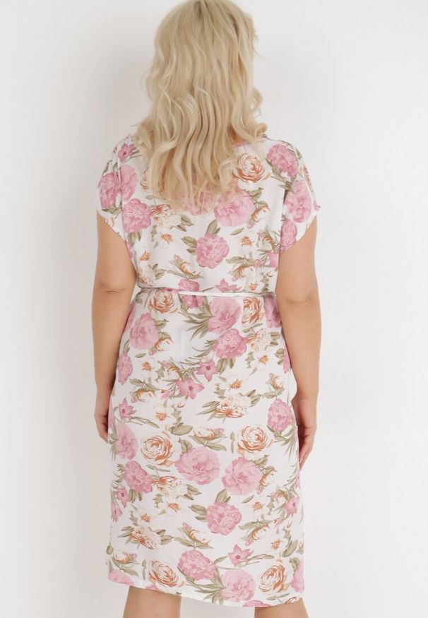Born2be - Biało-Różowa Sukienka Endiore. Okazja: na wesele, na randkę, na ślub cywilny. Kolekcja: plus size. Kolor: biały. Wzór: kwiaty, nadruk, aplikacja. Typ sukienki: dla puszystych. Materiał: tkanina. Długość rękawa: krótki rękaw. Sezon: lato. Długość: midi