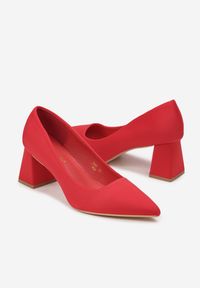 Born2be - Czerwone Czółenka Ranni. Nosek buta: szpiczasty. Kolor: czerwony. Materiał: materiał. Szerokość cholewki: normalna. Wzór: geometria, gładki. Obcas: na słupku. Styl: klasyczny, elegancki #4