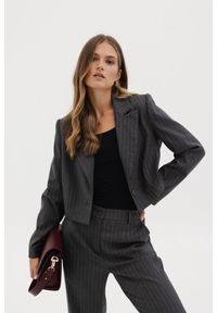 WEŁNIANA MARYNARKA MATTI SZARA M - Flawless. Okazja: na co dzień, na spotkanie biznesowe. Typ kołnierza: golf. Kolor: szary. Materiał: wełna. Długość: krótkie. Styl: klasyczny, casual, elegancki, biznesowy #1