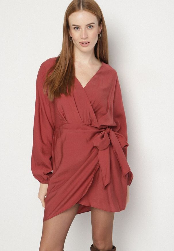 Born2be - Czerwona Wiskozowa Sukienka Kopertowa z Wiązaniem i Bufiastymi Rękawami Onevia. Okazja: na co dzień. Kolor: czerwony. Materiał: wiskoza. Typ sukienki: kopertowe. Styl: casual, klasyczny