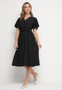 Born2be - Czarna Sukienka Plisowana z Dekoltem w V z Paskiem w Talii Zolseki. Okazja: na co dzień. Kolor: czarny. Styl: casual, klasyczny #1