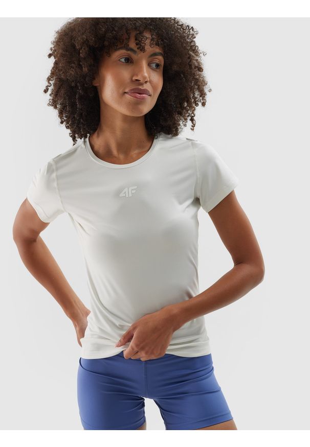 4f - 4F Koszulka treningowa regular szybkoschnąca damska - beżowa XS. Kolor: beżowy. Materiał: dzianina, elastan, włókno, materiał, poliester. Długość rękawa: krótki rękaw. Długość: krótkie. Wzór: gładki, jednolity, ze splotem. Sport: fitness