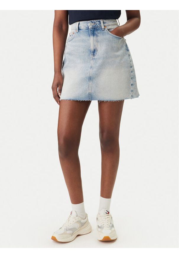 Tommy Jeans Spódnica jeansowa DW0DW22716 Błękitny Mom Fit. Kolor: niebieski. Materiał: bawełna