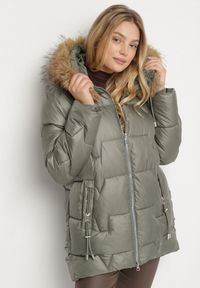 Born2be - Zielona Kurtka z Pikowanymi Przeszyciami i Kapturem z Futrem Azinga. Okazja: na spacer. Typ kołnierza: golf. Kolekcja: plus size. Kolor: zielony. Materiał: futro. Styl: elegancki #4