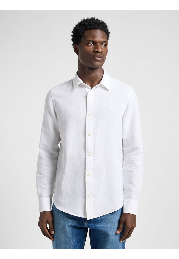 Lee - LEE MĘSKA KOSZULA LEE PATCH SHIRT BRIGHT WHITE 112364230. Okazja: na co dzień. Materiał: bawełna. Długość rękawa: długi rękaw. Długość: długie. Styl: casual, klasyczny