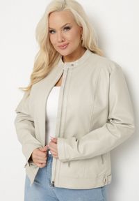 Born2be - Jasnobeżowa Kurtka Ramoneska Bez Kołnierzyka z Suwakami na Rękawach Rilinne. Okazja: na co dzień, na spacer. Typ kołnierza: bez kołnierzyka. Kolekcja: plus size. Kolor: beżowy. Sezon: wiosna. Styl: casual, elegancki #1
