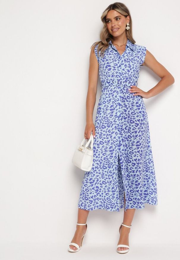 Born2be - Niebieska Koszulowa Sukienka w Zwierzęcy Print Zapinana na Guziki z Materiałowym Paskiem Vespia. Okazja: na imprezę. Typ kołnierza: dekolt w kształcie V. Kolor: niebieski. Materiał: materiał. Wzór: motyw zwierzęcy, nadruk. Typ sukienki: koszulowe. Styl: klasyczny, elegancki
