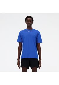 Koszulka męska New Balance MT41533BUL – niebieska. Kolor: niebieski. Materiał: dresówka, bawełna. Długość rękawa: krótki rękaw. Długość: krótkie