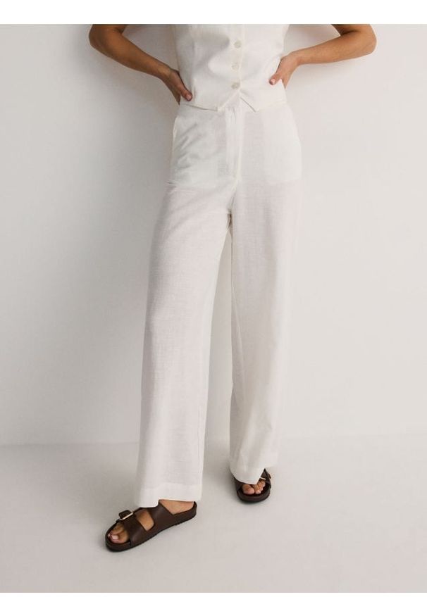 Reserved - Luźne spodnie z lnem - biały. Kolor: biały. Materiał: len