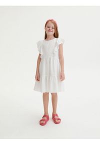 Reserved - Ażurowa sukienka z falbanami - biały. Kolor: biały. Materiał: bawełna, tkanina. Wzór: ażurowy #1