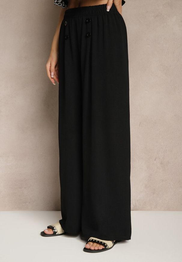 Renee - Czarne Spodnie z Bawełną o Szerokim Kroju High Waist Ozdobione Guzikami Morritia. Okazja: na co dzień. Stan: podwyższony. Kolor: czarny. Materiał: bawełna. Wzór: aplikacja. Styl: casual, elegancki