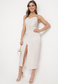 Born2be - Jasnobeżowa Satynowa Sukienka Koktajlowa z Ozdobnym Drapowaniem i Rozcięciem Saligurtia. Okazja: na imprezę. Kolor: beżowy. Materiał: satyna. Długość rękawa: na ramiączkach. Wzór: aplikacja. Sezon: lato. Styl: wizytowy #2