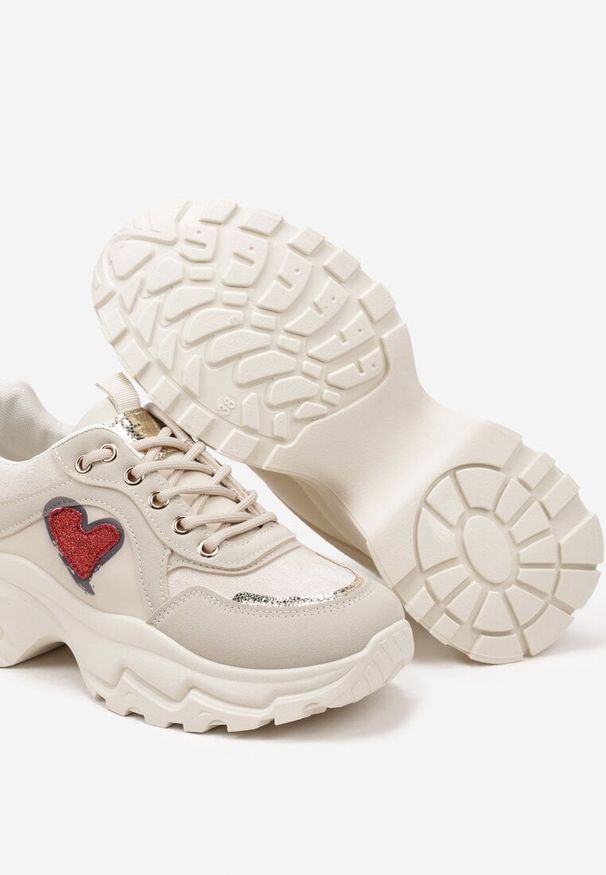 Renee - Beżowe Sneakersy w Stylu Streetwearowym z Brokatem na Tłocznej Podeszwie Soledis. Okazja: na co dzień. Kolor: beżowy. Materiał: jeans, satyna. Szerokość cholewki: normalna. Wzór: aplikacja. Sezon: lato, wiosna