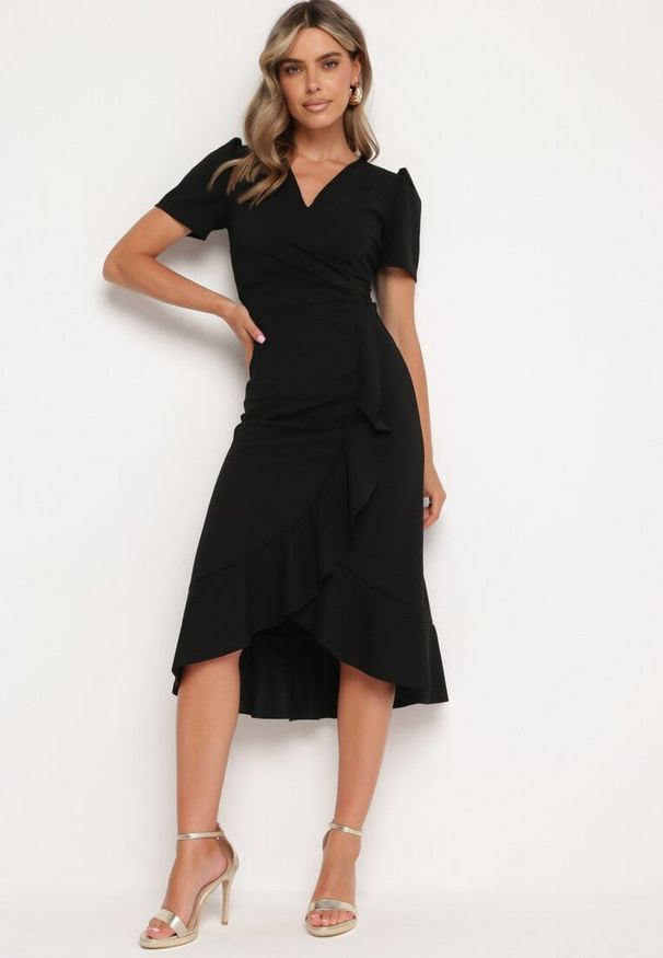 Born2be - Czarna Sukienka Taliowana z Kopertowym Dekoltem i Falbanką Tatania. Okazja: na co dzień. Kolor: czarny. Długość rękawa: krótki rękaw. Typ sukienki: kopertowe. Styl: klasyczny, casual, elegancki