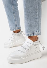 Born2be - Białe Sneakersy na Platformie za Kostkę z Regulacją na Gumkę Aikola. Wysokość cholewki: za kostkę. Nosek buta: okrągły. Kolor: biały. Obcas: na platformie. Wysokość obcasa: średni #5