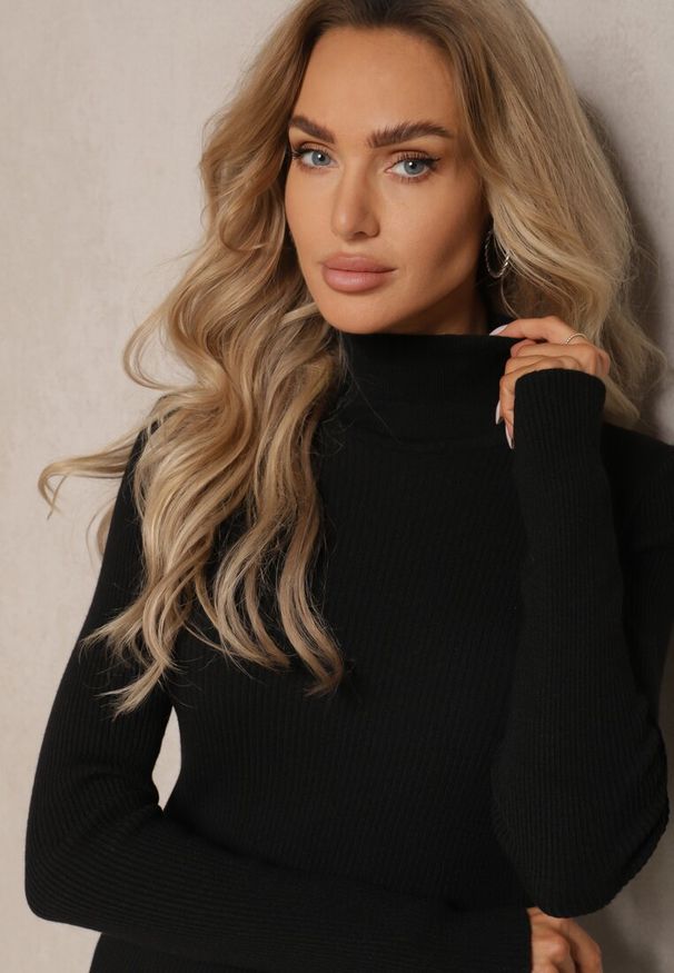 Renee - Czarny Dopasowany Golf z Prążkowanej Dzianiny z Wiskozą z Wiązaniem i Wycięciem z Tyłu Voretta. Okazja: na co dzień. Typ kołnierza: golf. Kolor: czarny. Materiał: dzianina, prążkowany, wiskoza. Długość rękawa: długi rękaw. Długość: długie. Styl: casual