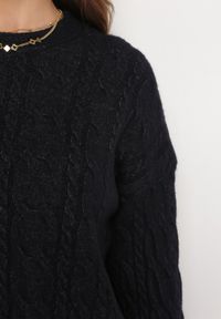 Born2be - Czarny Sweter Ozdobiony Klasycznym Splotem Lacemisa. Kolor: czarny. Materiał: tkanina, dzianina. Wzór: ze splotem, aplikacja. Styl: klasyczny