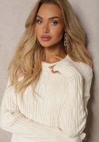 Renee - Jasnobeżowy Sweter z Wiskozą Ozdobiony Tłoczeniem Savra. Okazja: na randkę, na co dzień. Kolor: beżowy. Materiał: wiskoza. Wzór: aplikacja. Styl: casual, elegancki #5