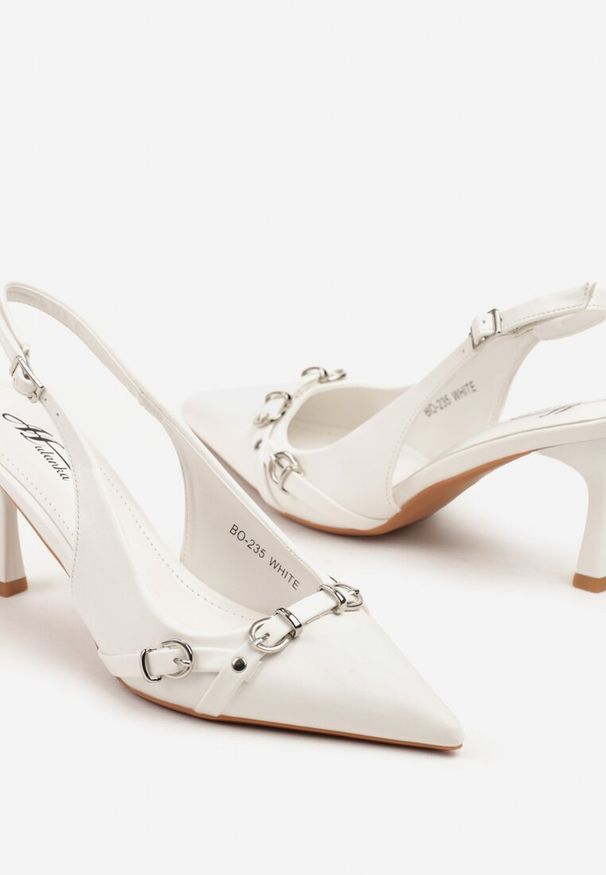 Renee - Białe Sandały Szpilki Typu Slingback Zdobione Sprzączkami Telinea. Okazja: na spotkanie biznesowe, na co dzień. Nosek buta: szpiczasty. Zapięcie: sprzączka. Kolor: biały. Wzór: aplikacja. Obcas: na szpilce. Styl: wizytowy, biznesowy, elegancki, casual
