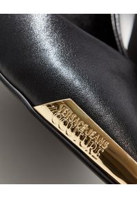 Versace Jeans Couture - VERSACE JEANS COUTURE - Czarne szpilki ze złotymi noskami. Kolor: czarny. Obcas: na szpilce. Wysokość obcasa: średni #4
