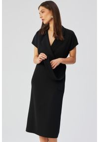 Stylove - Elegancka sukienka z kołnierzem czarna. Okazja: na co dzień, na spotkanie biznesowe, na randkę. Kolor: różowy, czarny. Materiał: guma, tkanina, elastan. Wzór: kolorowy. Typ sukienki: kopertowe, proste, dopasowane. Styl: elegancki. Długość: midi