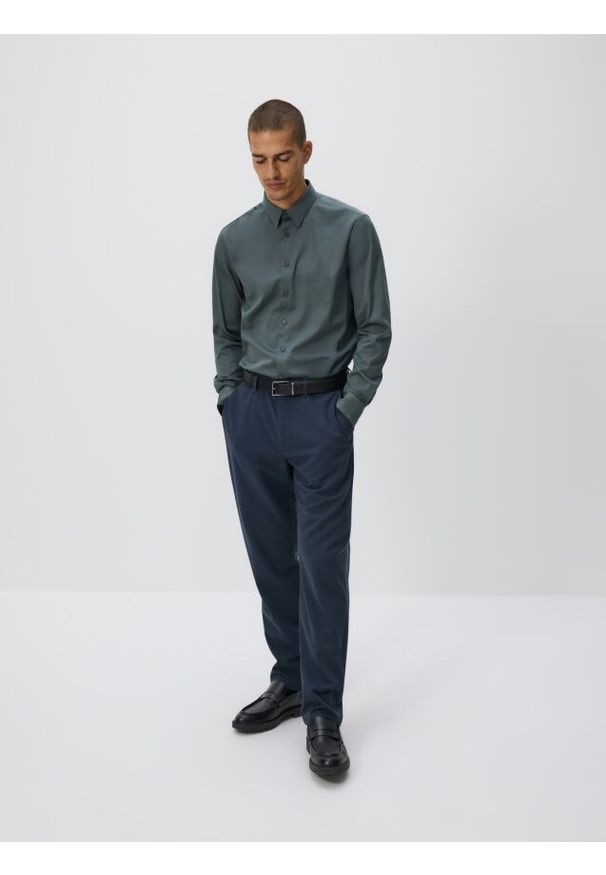 Reserved - Spodnie chino slim z wiskozą - granatowy. Kolor: niebieski. Materiał: wiskoza