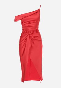 Born2be - Czerwona Sukienka Asymetryczna z Satyny Zdobiona Supełkiem Fano. Kolor: czerwony. Materiał: satyna. Długość rękawa: na ramiączkach. Wzór: aplikacja. Typ sukienki: asymetryczne #3