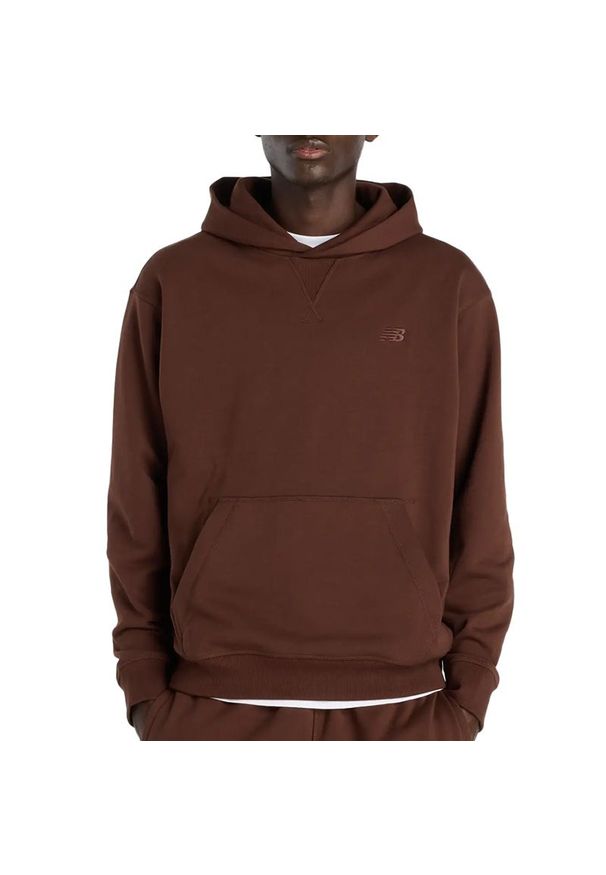 Bluza męska New Balance MT41534ABJ - brązowa. Okazja: na co dzień. Typ kołnierza: kaptur. Kolor: brązowy. Materiał: bawełna, prążkowany. Wzór: haft. Styl: casual