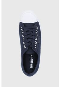 Superdry tenisówki damskie kolor granatowy. Nosek buta: okrągły. Zapięcie: sznurówki. Kolor: niebieski. Szerokość cholewki: normalna