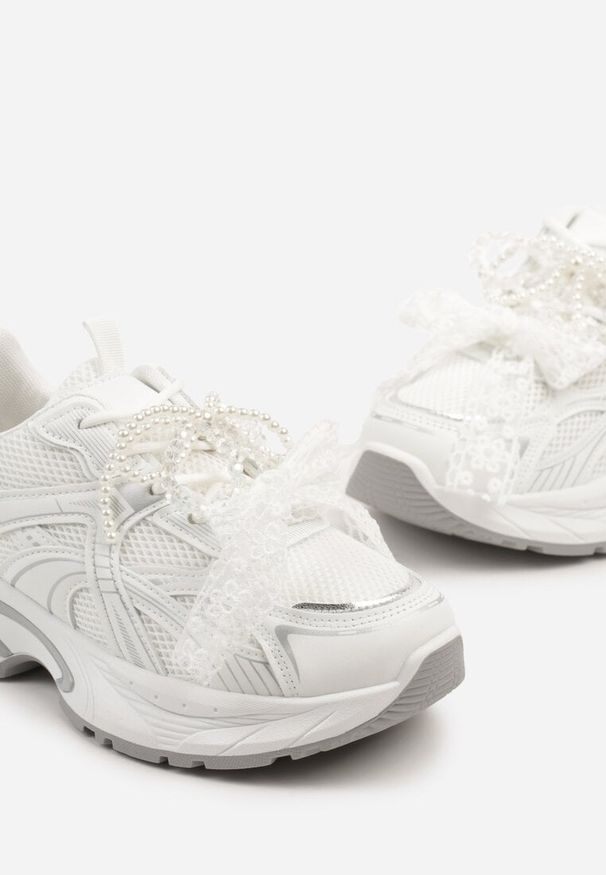 Born2be - Białe Sneakersy Ozdobione Geometrycznym Motywem Kokardą i Koralikami Saralinae. Okazja: na co dzień. Kolor: biały. Wzór: aplikacja, geometria