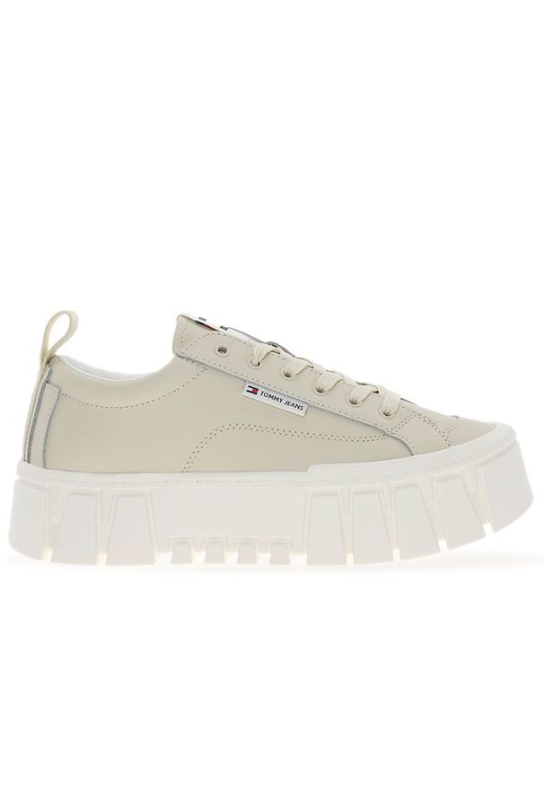 Buty Tommy Jeans Vulc Flatform LC Leather EN0EN02610-ACG - beżowe. Okazja: na co dzień, na spacer. Zapięcie: sznurówki. Kolor: beżowy. Szerokość cholewki: normalna. Wzór: aplikacja. Materiał: guma, poliester, skóra, nylon, materiał. Sezon: jesień, wiosna. Obcas: na platformie. Sport: turystyka piesza