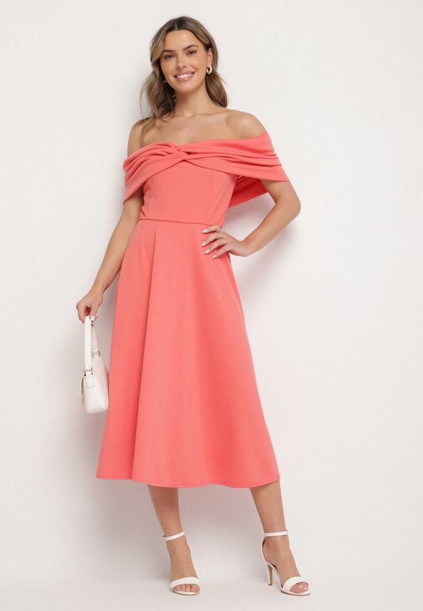 Born2be - Pomarańczowa Rozkloszowana Sukienka z Odsłoniętymi Ramionami i Drapowaniem Odilene. Okazja: na imprezę. Kolor: pomarańczowy. Sezon: lato. Typ sukienki: z odkrytymi ramionami. Styl: elegancki