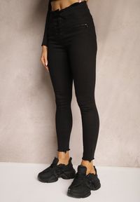 Renee - Czarne Bawełniane Spodnie o Kroju Skinny z Postrzępionymi Nogawkami Hesliana. Okazja: na co dzień. Kolor: czarny. Materiał: bawełna. Styl: rockowy, casual, elegancki #2