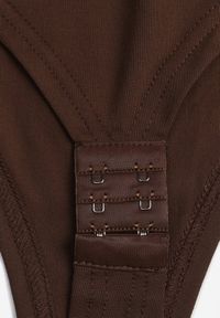 Renee - Brązowe Body z Kwadratowym Dekoltem Macotte. Typ kołnierza: dekolt kwadratowy. Kolor: brązowy. Materiał: wiskoza, skóra, materiał, jeans. Długość rękawa: długi rękaw. Długość: długie. Styl: elegancki #2