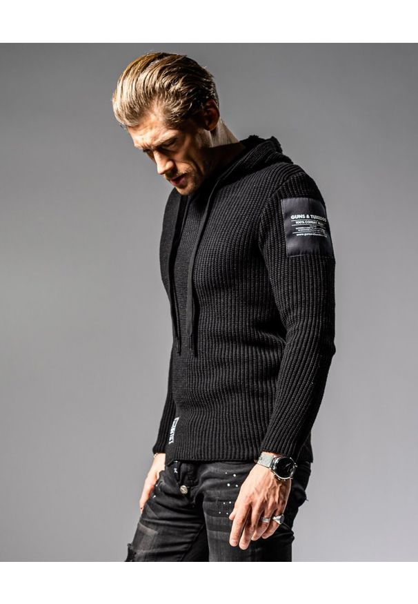 GUNS & TUXEDOS - Czarny sweter z kapturem Cold Sunrise. Typ kołnierza: kaptur. Kolor: czarny. Materiał: wełna, materiał, prążkowany, dzianina, jeans. Wzór: aplikacja. Styl: elegancki