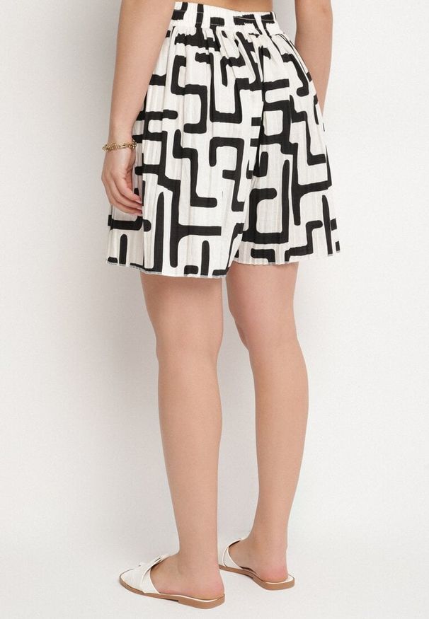 Born2be - Czarno-Białe Wiskozowe Szorty z Wysokim Stanem z Geometrycznym Wzorem Linala. Okazja: na spacer, na spotkanie biznesowe, na co dzień. Stan: podwyższony. Kolor: czarny. Materiał: wiskoza. Wzór: geometria. Styl: elegancki, casual, biznesowy