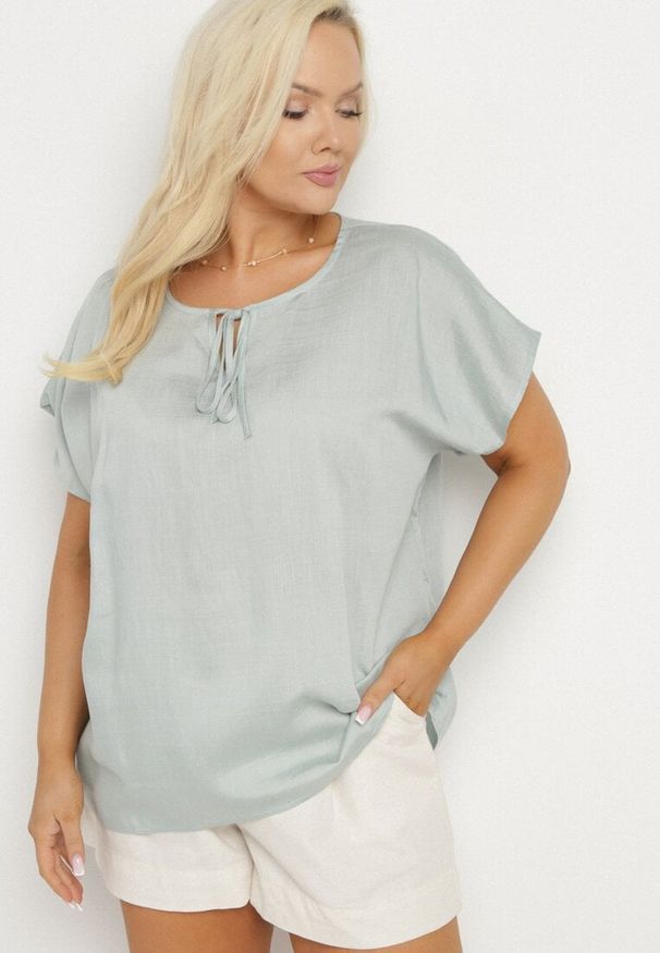 Born2be - Jasnozielona Bluzka z Wiskozą Wiązana przy Dekolcie Dovarelle. Okazja: na co dzień. Kolekcja: plus size. Kolor: zielony. Materiał: wiskoza. Długość rękawa: krótki rękaw. Długość: krótkie. Styl: casual, elegancki