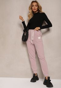 Renee - Jasnofioletowe Spodnie Dresowe Ocieplone z Bawełny High Waist Ozdobione Aplikacją Rianila. Okazja: na co dzień. Stan: podwyższony. Kolor: fioletowy. Materiał: dresówka, bawełna. Długość: do kostek. Wzór: aplikacja. Styl: casual #4
