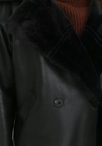 Born2be - Czarny Długi Płaszcz Oversize z Imitacji Skóry i Futerkiem Celis. Kolor: czarny. Materiał: futro, skóra. Długość: długie. Wzór: aplikacja. Sezon: jesień, zima #5