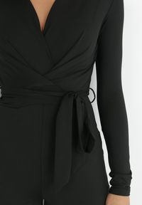 Born2be - Czarny Kombinezon z Kopertowym Dekoltem Cizine. Okazja: na co dzień. Kolor: czarny. Materiał: wiskoza. Styl: casual #3