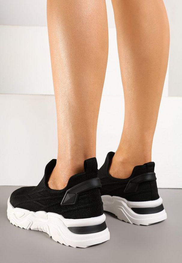 Born2be - Czarne Wsuwane Buty Sportowe Sneakersy z Siateczki z Tłoczeniami Nusellia. Okazja: na co dzień. Zapięcie: bez zapięcia. Kolor: czarny. Materiał: jeans, materiał. Obcas: na płaskiej podeszwie