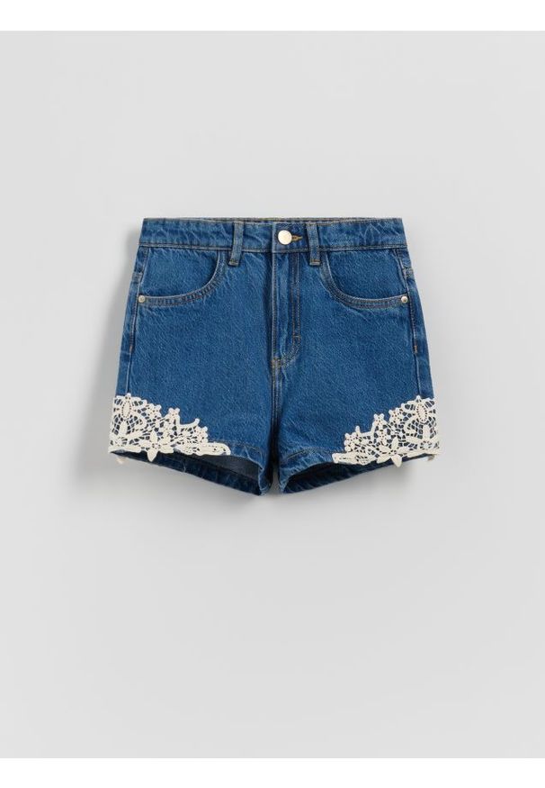 Reserved - Jeansowe szorty z koronkową aplikacją - niebieski. Kolor: niebieski. Materiał: jeans, koronka. Wzór: aplikacja