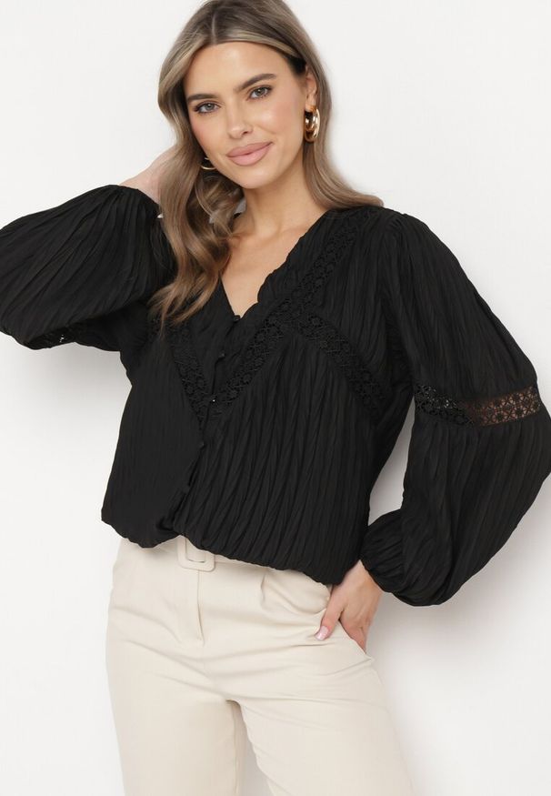 Born2be - Czarna Bluzka Rozpinana Marszczona z Bufiastymi Rękawami Zakończonymi Gumkami Ulmara. Okazja: na co dzień, na spotkanie biznesowe. Kolor: czarny. Materiał: jeans, materiał, koronka. Wzór: aplikacja. Styl: casual, biznesowy, elegancki