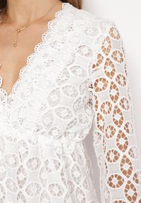 Born2be - Biała Sukienka Mellathe. Kolor: biały. Materiał: koronka, materiał. Długość rękawa: długi rękaw. Wzór: aplikacja, ażurowy. Styl: wizytowy. Długość: mini #4