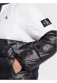 Calvin Klein Jeans Kurtka puchowa J30J322501 Czarny Regular Fit. Kolor: czarny. Materiał: syntetyk