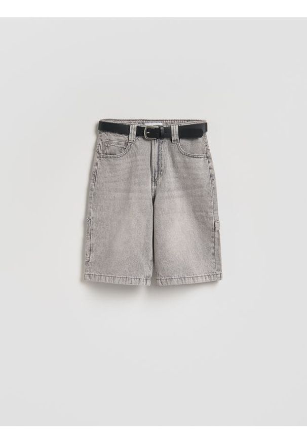 Reserved - Szorty jeansowe z paskiem - jasnoszary. Kolor: szary. Materiał: jeans