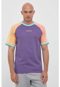adidas Originals t-shirt bawełniany kolor fioletowy wzorzysty. Kolor: fioletowy. Materiał: bawełna. Długość rękawa: krótki rękaw. Długość: krótkie. Wzór: aplikacja. Styl: klasyczny #5