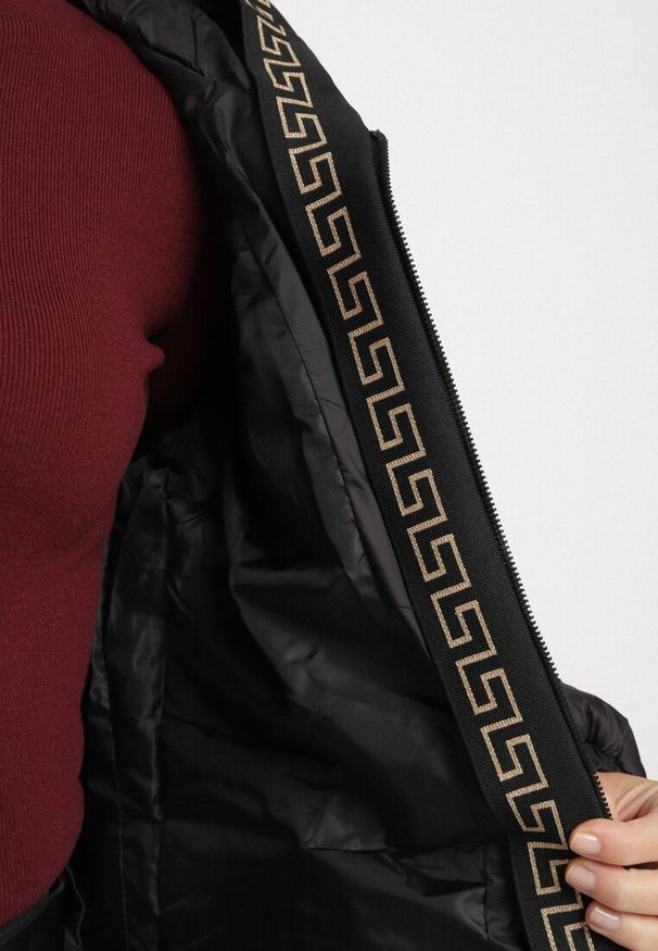 Born2be - Czarna Pikowana Kurtka z Kapturem i Ściągaczami w Talii Tiobelle. Okazja: na spacer. Typ kołnierza: kaptur. Kolor: czarny. Materiał: jeans, skóra, poliester. Styl: klasyczny, sportowy