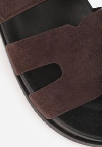 Renee - Brązowe Klapki z Imitacji Zamszu na Płaskiej Podeszwie Zapinane na Rzep Perenea. Okazja: na co dzień. Kolor: brązowy. Materiał: zamsz. Sezon: lato. Obcas: na płaskiej podeszwie. Styl: elegancki, casual #3